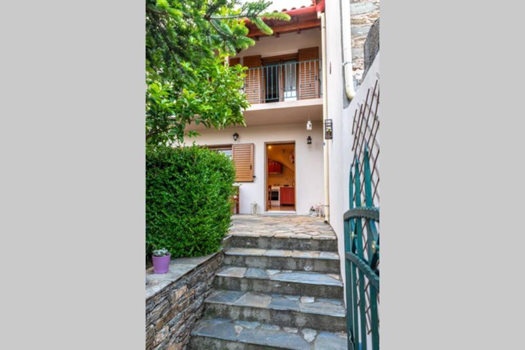 Small House With Garden & View Promirion 外观 照片